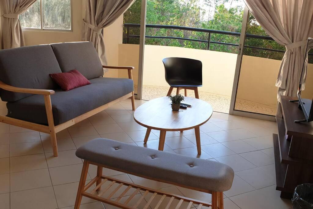Apartment 1. Luxury Kristal 1 丹绒亚路市中心高級住宅